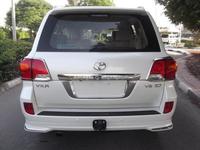 Задняя губа под фаркоп на Toyota Land Cruiser 200 12-15