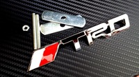 Шильд - эмблема в решетку Toyota "TRD"